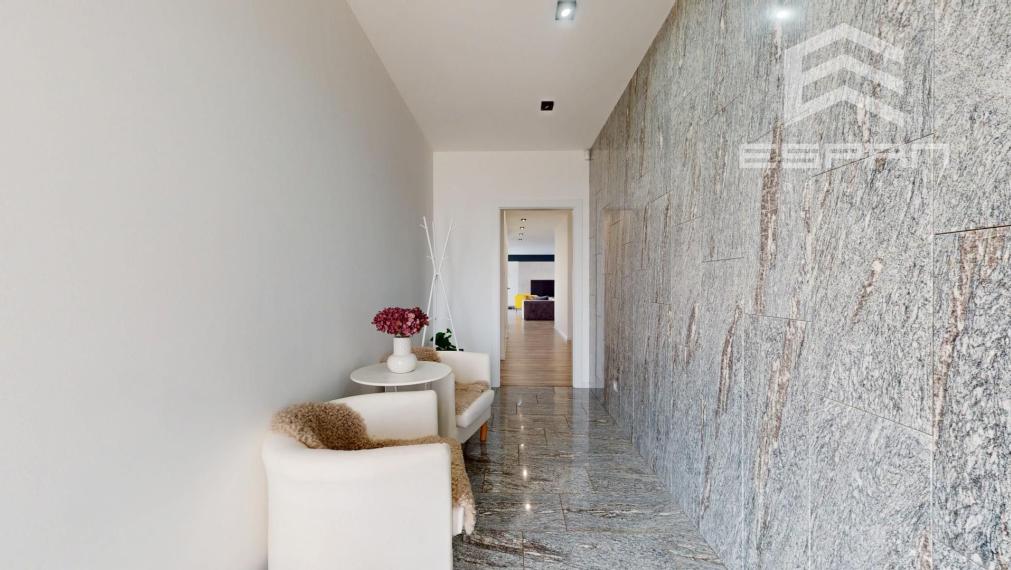 Nadštandardne vyhotovený rodinný bungalov s dvojgarážou v obci Kostolište