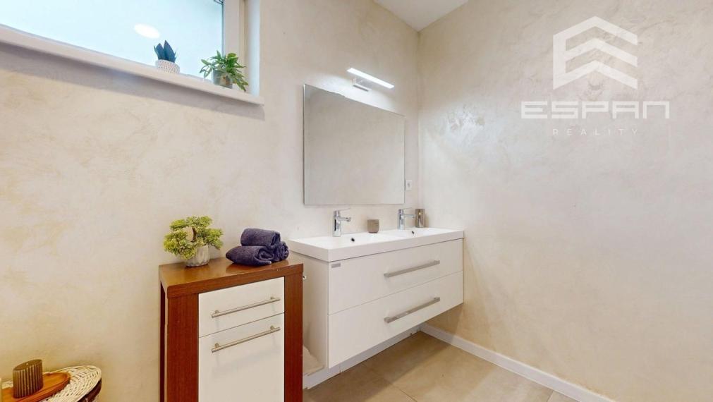 Zariadený 3 izbový dom so záhradou v  Píniovej aleji pri Malackách