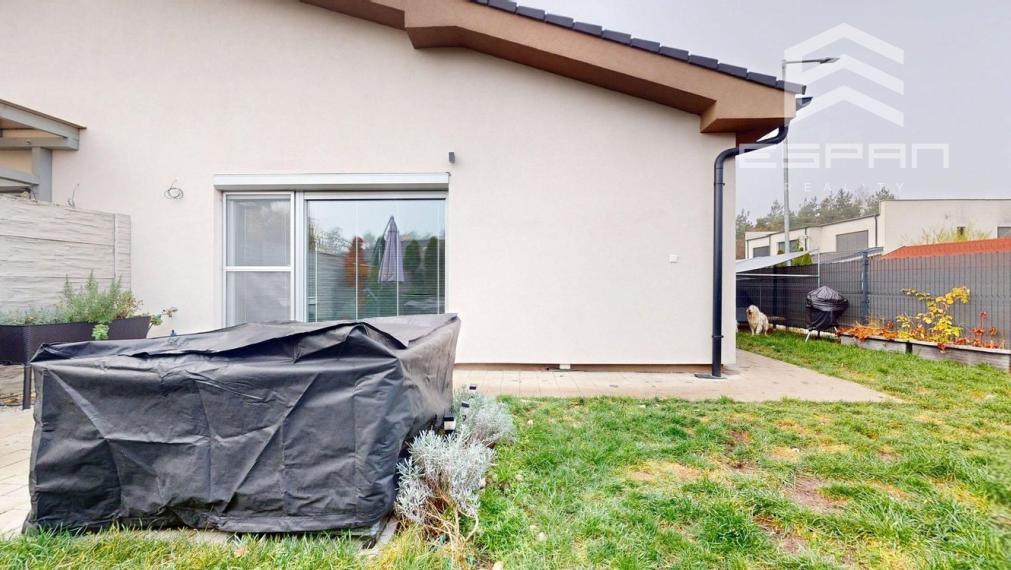 Zariadený 3 izbový dom so záhradou v  Píniovej aleji pri Malackách