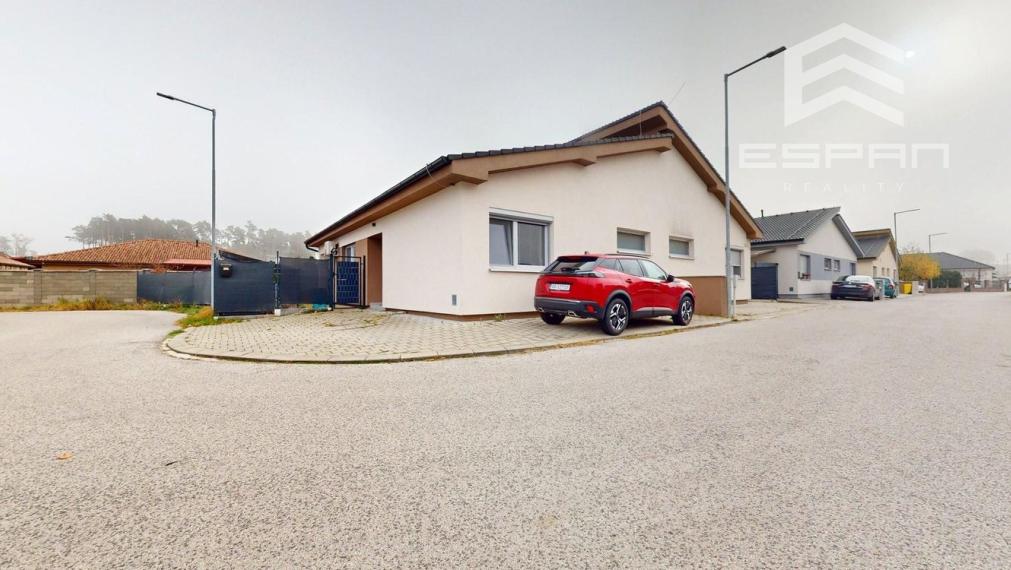 Zariadený 3 izbový dom so záhradou v  Píniovej aleji pri Malackách