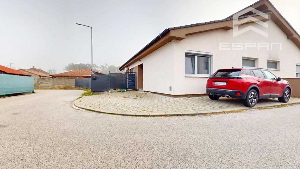 Zariadený 3 izbový dom so záhradou v  Píniovej aleji pri Malackách