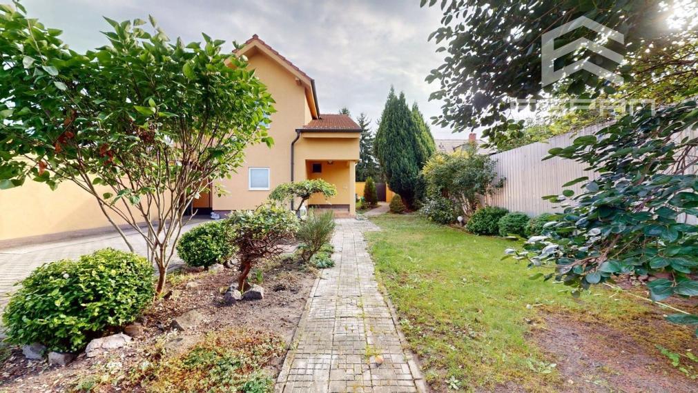 Zariadený 6 izb. priestranný rodinný dom v obci Veľké Leváre