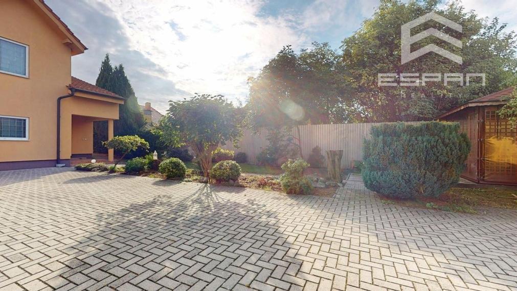 Zariadený 6 izb. priestranný rodinný dom v obci Veľké Leváre