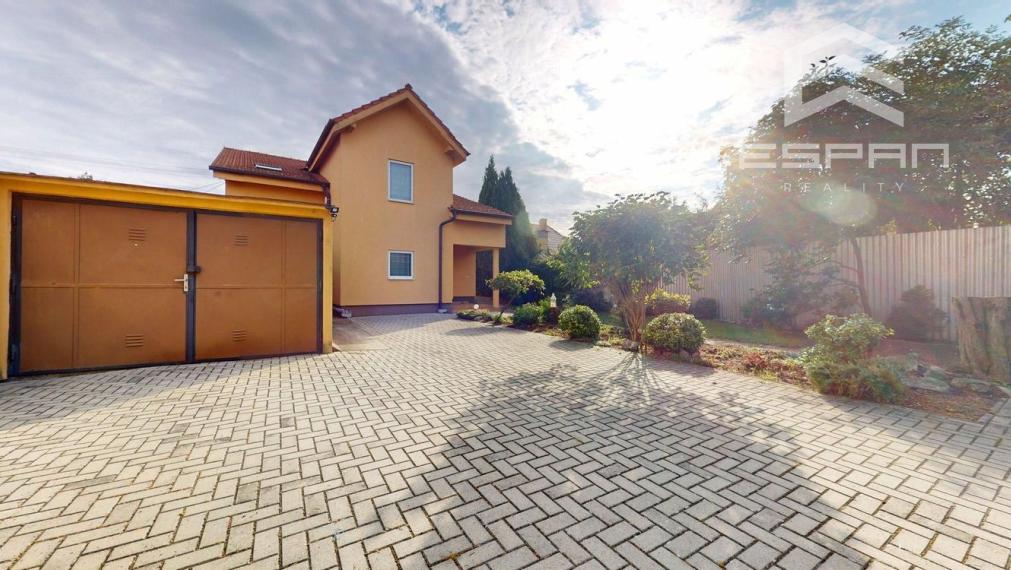 Zariadený 6 izb. priestranný rodinný dom v obci Veľké Leváre