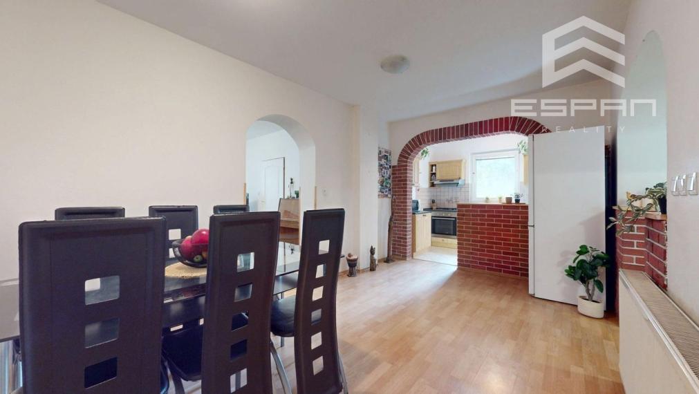 Zariadený 6 izb. priestranný rodinný dom v obci Veľké Leváre