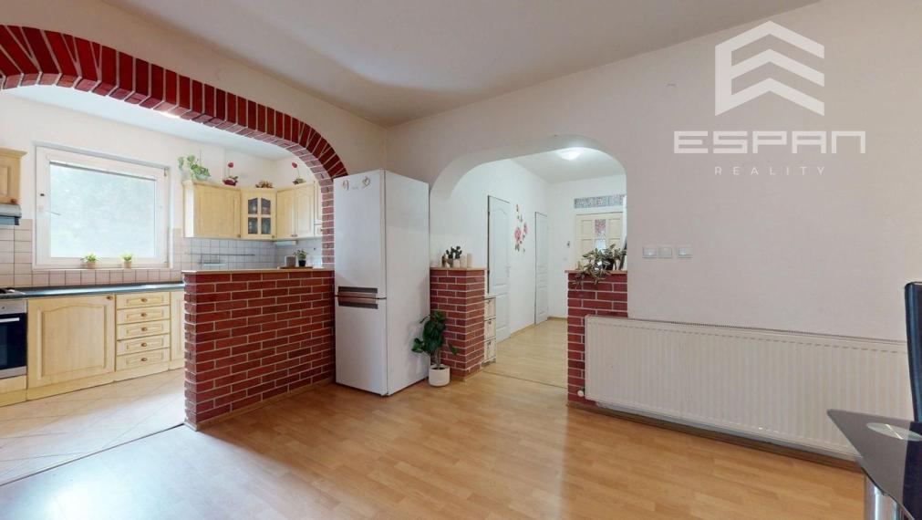 Zariadený 6 izb. priestranný rodinný dom v obci Veľké Leváre