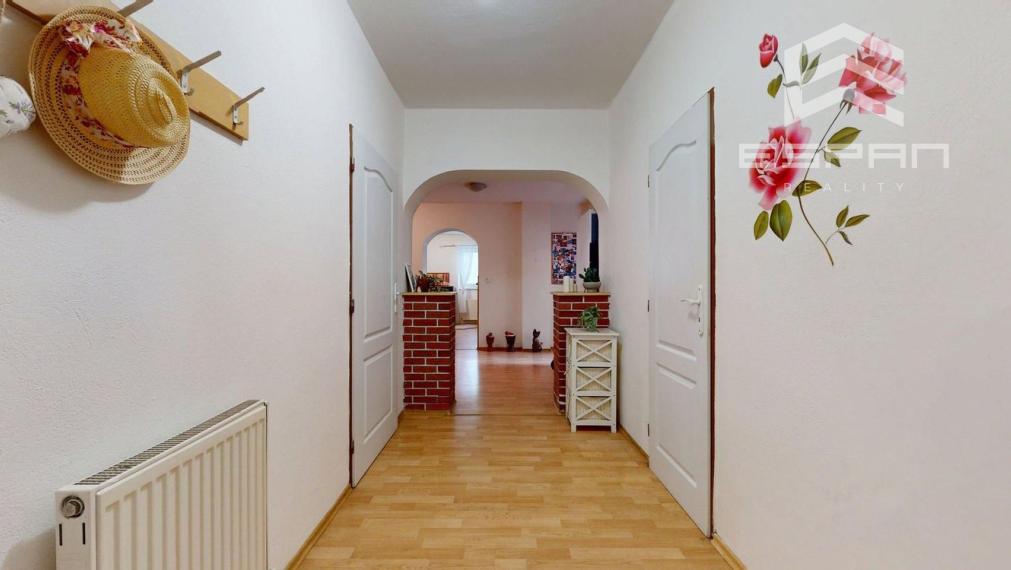 Zariadený 6 izb. priestranný rodinný dom v obci Veľké Leváre