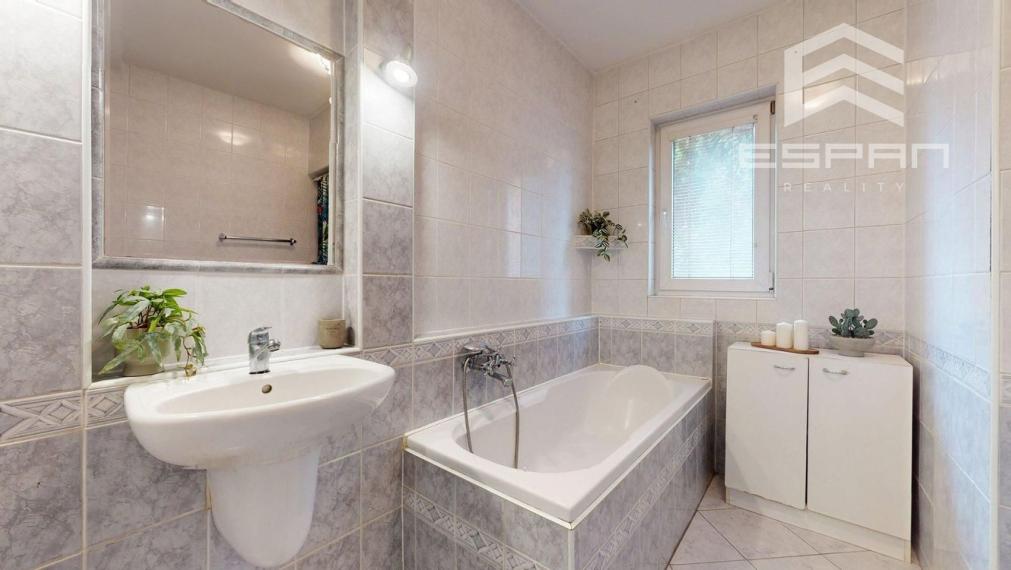 Zariadený 6 izb. priestranný rodinný dom v obci Veľké Leváre