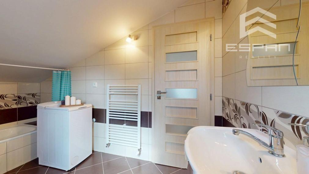 Zariadený 6 izb. priestranný rodinný dom v obci Veľké Leváre