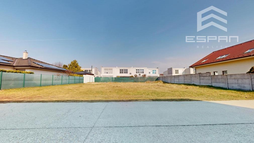 Rovinatý slnečný stavebný pozemok v zabývanej časti obce, Bernolákovo