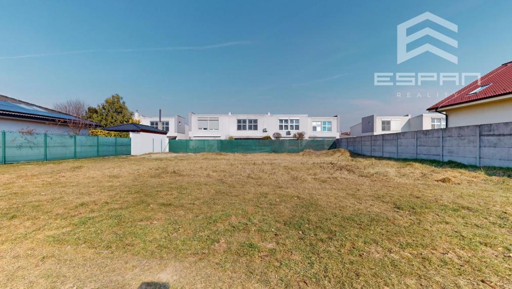 Rovinatý slnečný stavebný pozemok v zabývanej časti obce, Bernolákovo