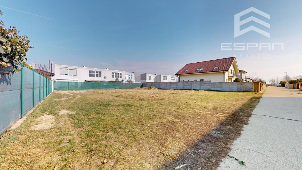 Rovinatý slnečný stavebný pozemok v zabývanej časti obce, Bernolákovo