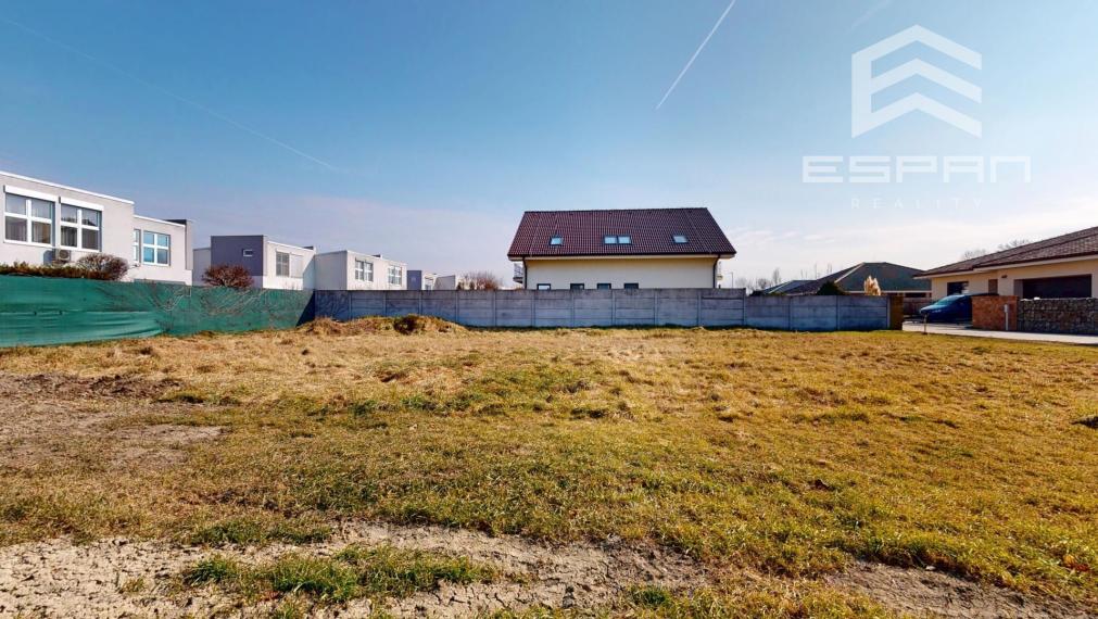 Rovinatý slnečný stavebný pozemok v zabývanej časti obce, Bernolákovo