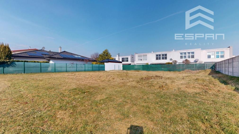 Rovinatý slnečný stavebný pozemok v zabývanej časti obce, Bernolákovo