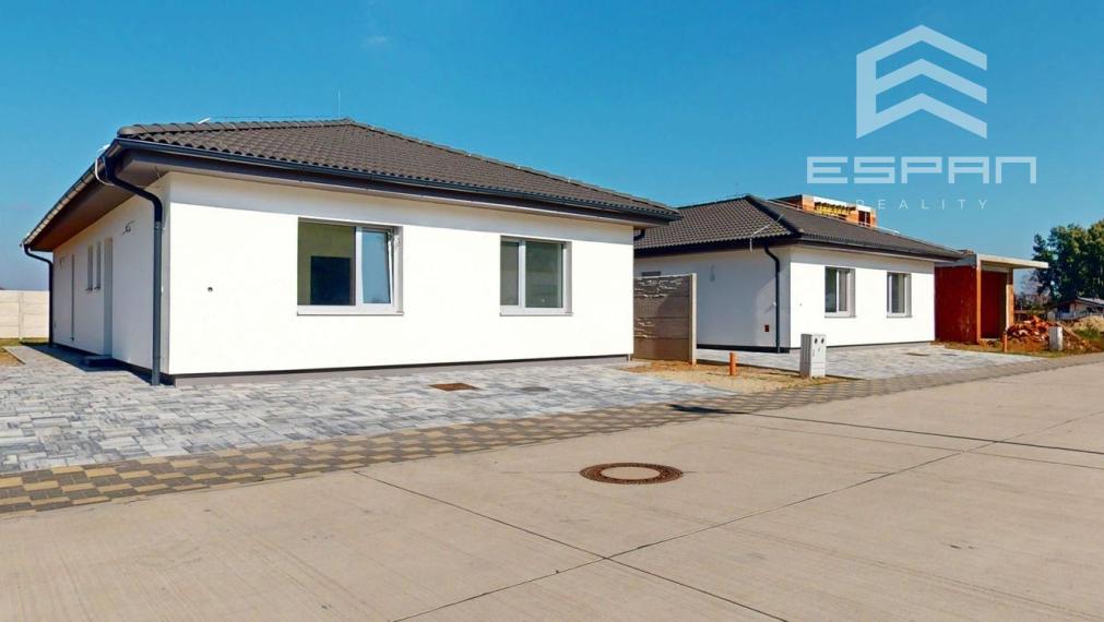 NOVINKA: Moderná novostavba 4 izb. bungalovu v krásnej lokalite "Pod lesom"