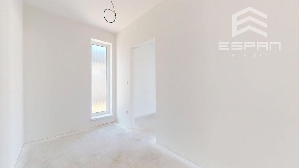 NOVINKA: Moderná novostavba 4 izb. bungalovu v krásnej lokalite "Pod lesom"