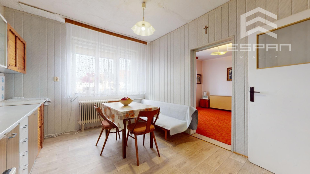 Zachovalý rodinný dom v centre obce Jakubov s pekným pozemkom