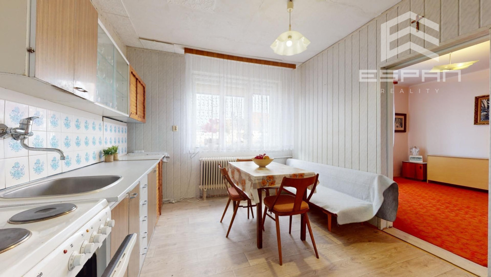 Zachovalý rodinný dom v centre obce Jakubov s pekným pozemkom