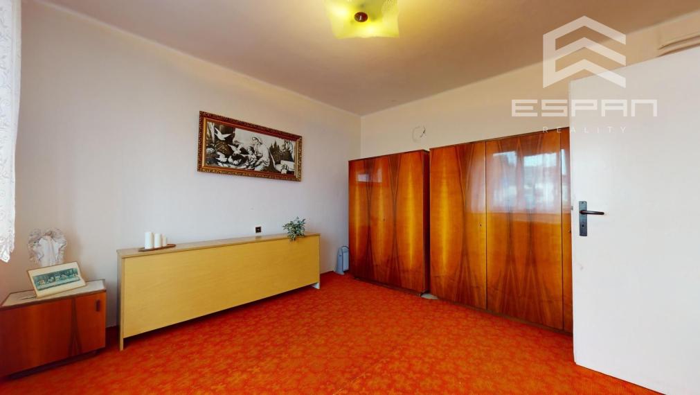 Zachovalý rodinný dom v centre obce Jakubov s pekným pozemkom