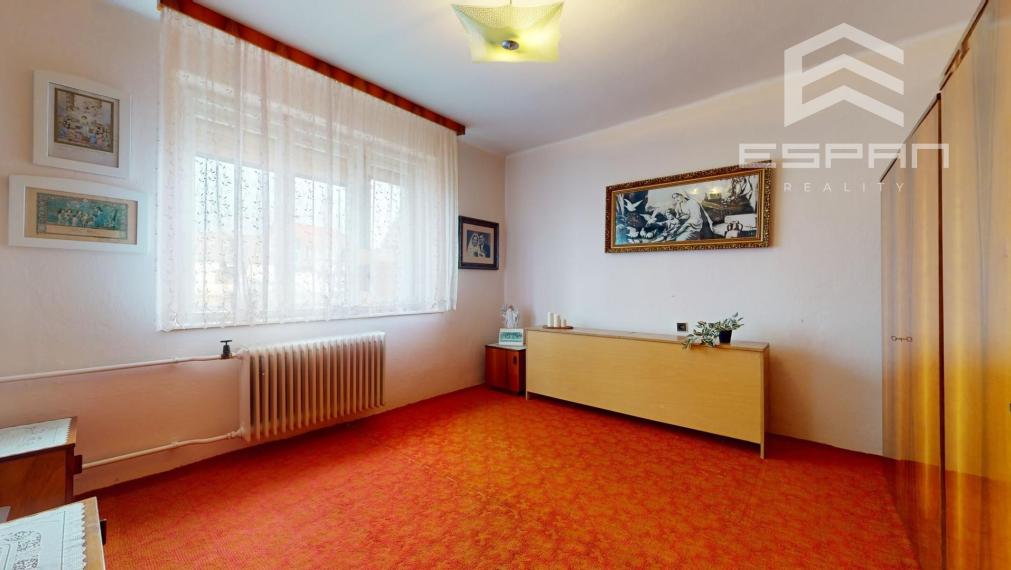 Zachovalý rodinný dom v centre obce Jakubov s pekným pozemkom