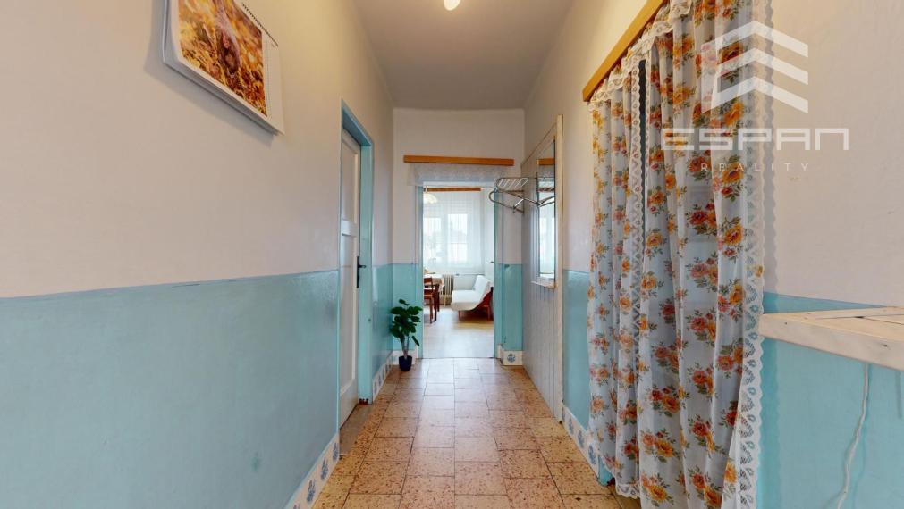 Zachovalý rodinný dom v centre obce Jakubov s pekným pozemkom