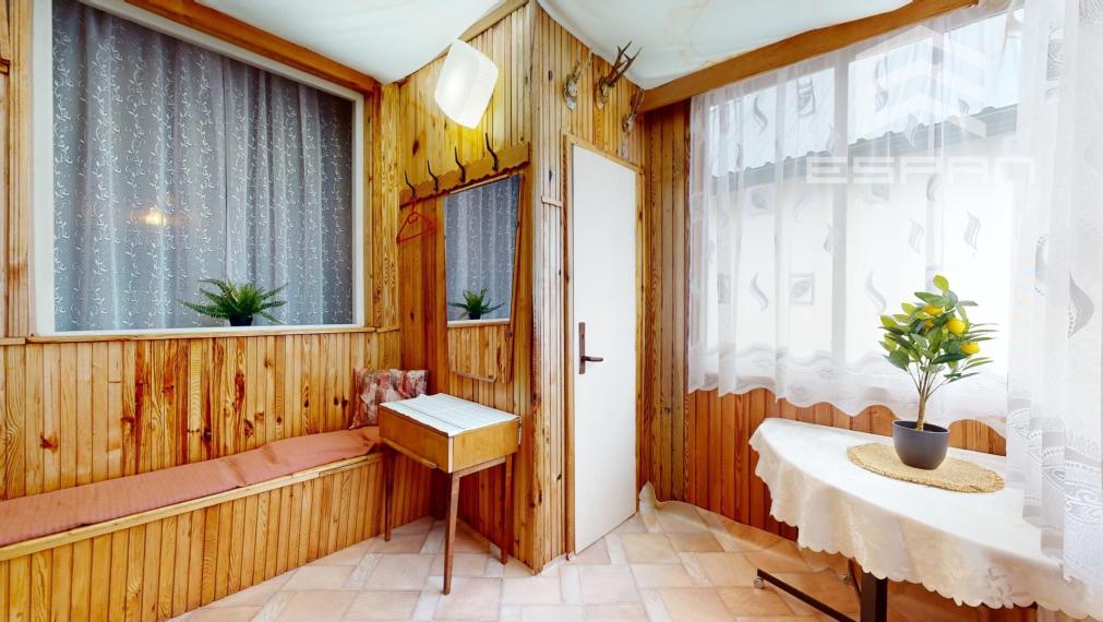 Zachovalý rodinný dom v centre obce Jakubov s pekným pozemkom