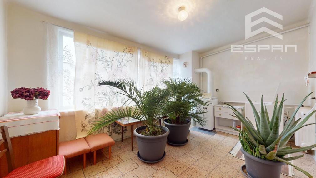 Zachovalý rodinný dom v centre obce Jakubov s pekným pozemkom