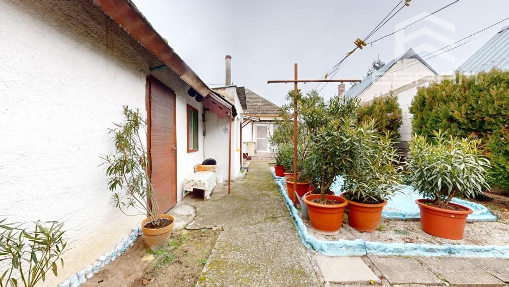 Zachovalý rodinný dom v centre obce Jakubov s pekným pozemkom