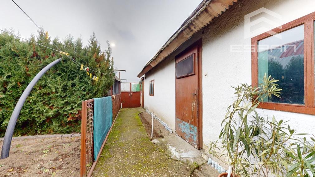 Zachovalý rodinný dom v centre obce Jakubov s pekným pozemkom