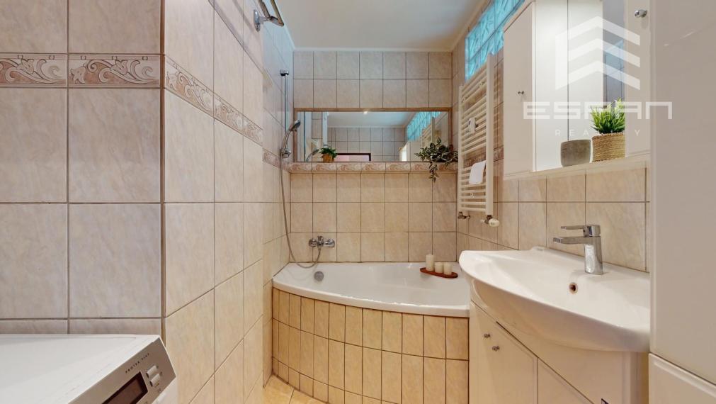 NA PREDAJ: Priestranný 3 izbový byt priamo v CENTRE mesta Malacky!!