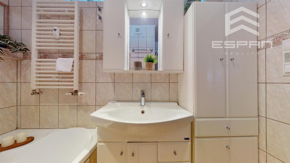 NA PREDAJ: Priestranný 3 izbový byt priamo v CENTRE mesta Malacky!!