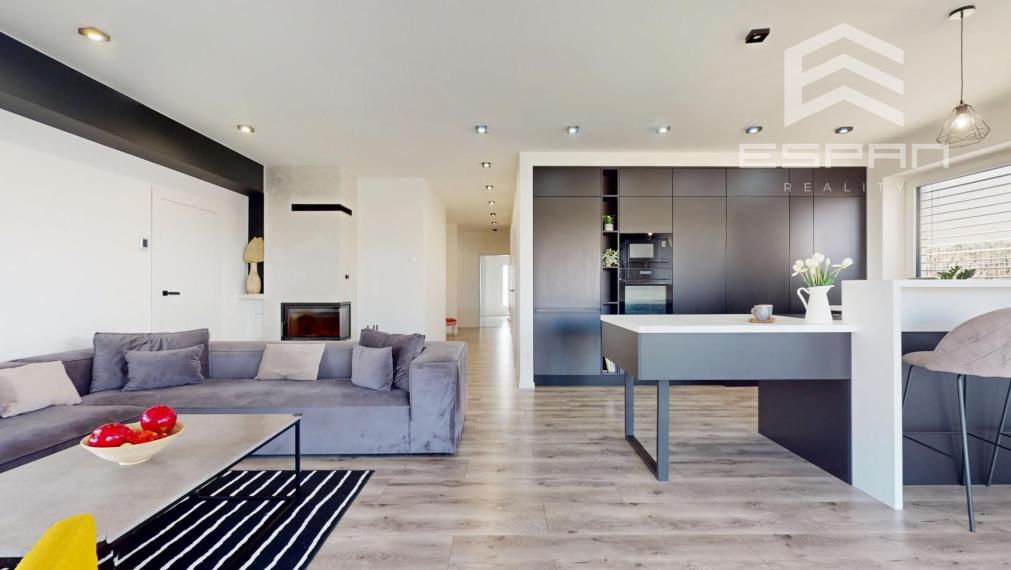 Nadštandardne vyhotovený rodinný bungalov s dvojgarážou v obci Kostolište