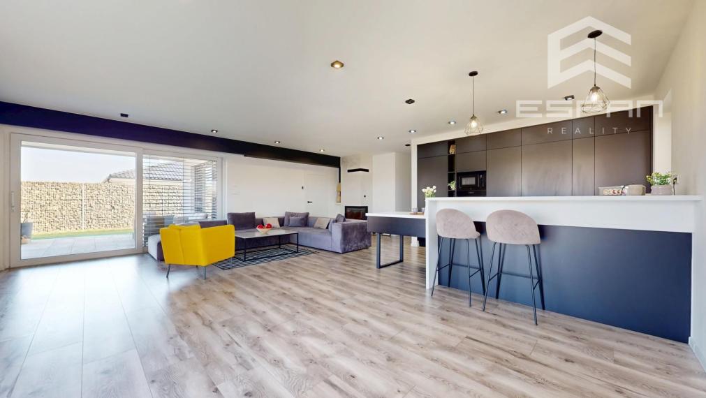 Nadštandardne vyhotovený rodinný bungalov s dvojgarážou v obci Kostolište