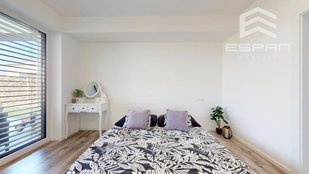 Nadštandardne vyhotovený rodinný bungalov s dvojgarážou v obci Kostolište