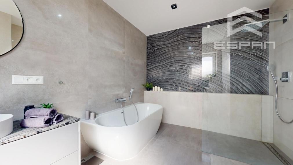 Nadštandardne vyhotovený rodinný bungalov s dvojgarážou v obci Kostolište