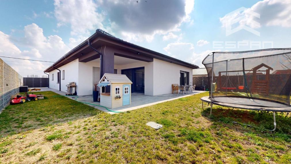 Nadštandardne vyhotovený rodinný bungalov s dvojgarážou v obci Kostolište