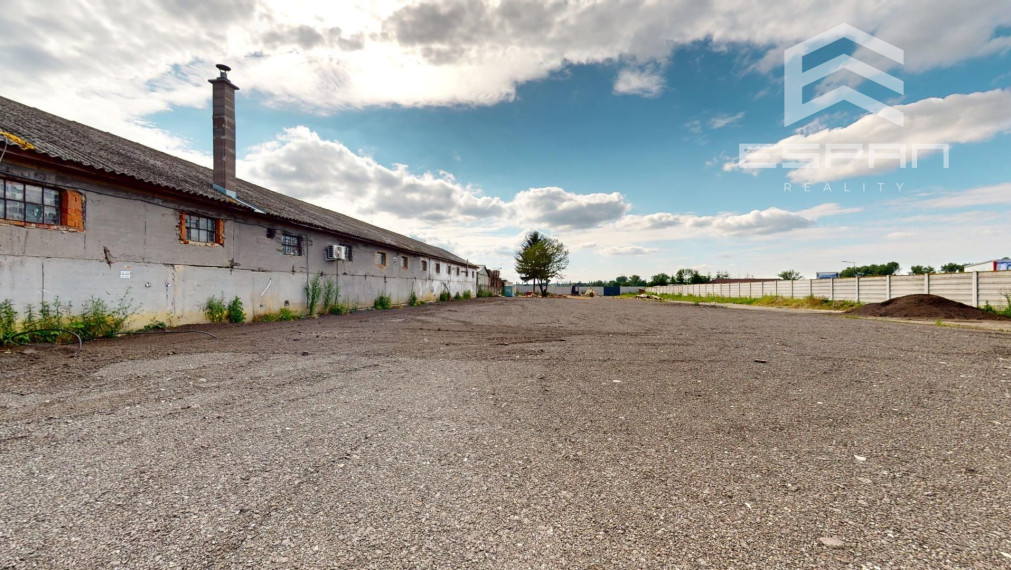 Pozemok na preskladnenie, výrobu, al. ako odstavná plocha na parkovanie / Malacky!!