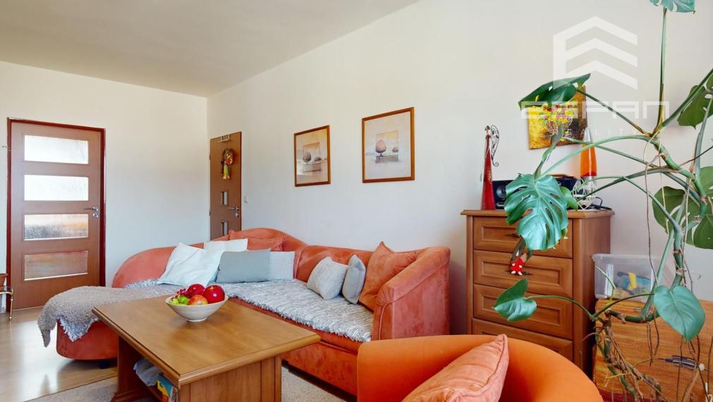 Zariadený 3 izbový byt v bytovom dome s vlastným dvorom v v blízskosti školy v obci Jakubov