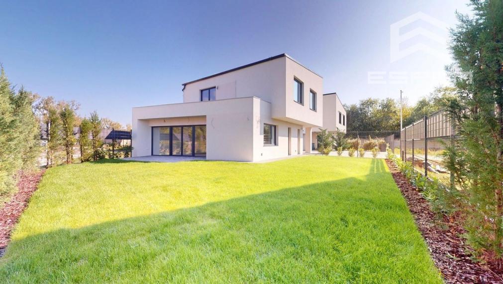 NOVOSTAVBA: Skolaudovaný 4 izb. rodinný dom  s garážou a tepelným čerpadlom!!