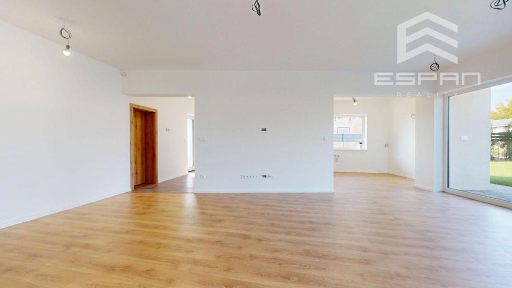 NOVOSTAVBA: Skolaudovaný 4 izb. rodinný dom  s garážou a tepelným čerpadlom!!