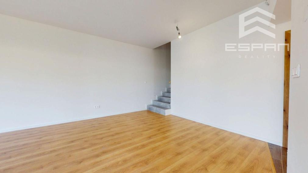 NOVOSTAVBA: Skolaudovaný 4 izb. rodinný dom  s garážou a tepelným čerpadlom!!