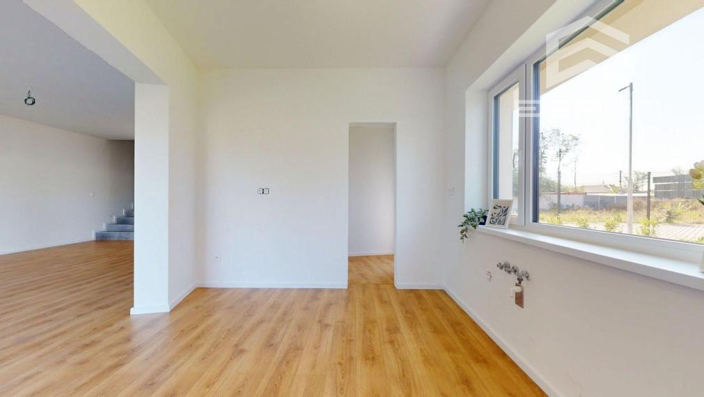 NOVOSTAVBA: Skolaudovaný 4 izb. rodinný dom  s garážou a tepelným čerpadlom!!