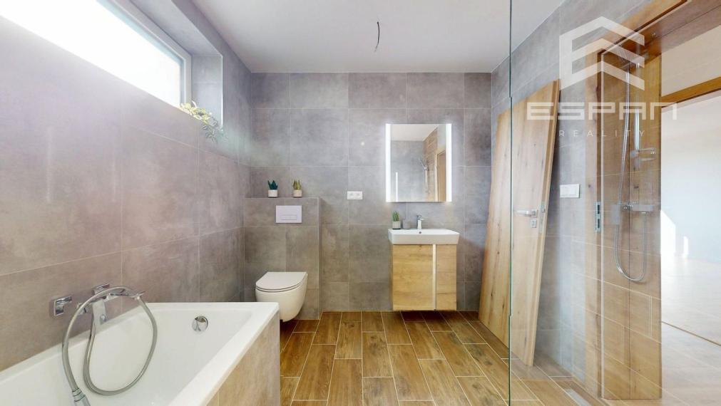 NOVOSTAVBA: Skolaudovaný 4 izb. rodinný dom  s garážou a tepelným čerpadlom!!