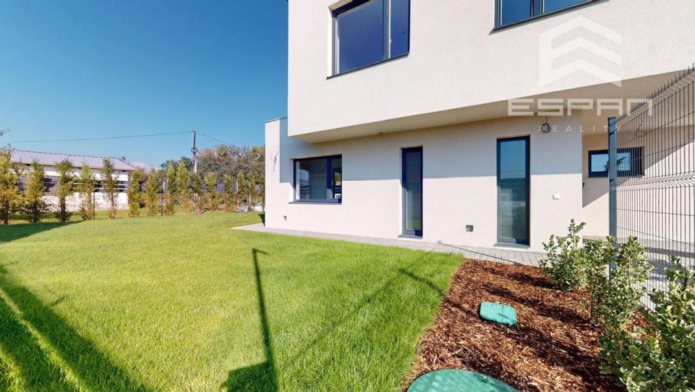 NOVOSTAVBA: Skolaudovaný 4 izb. rodinný dom  s garážou a tepelným čerpadlom!!