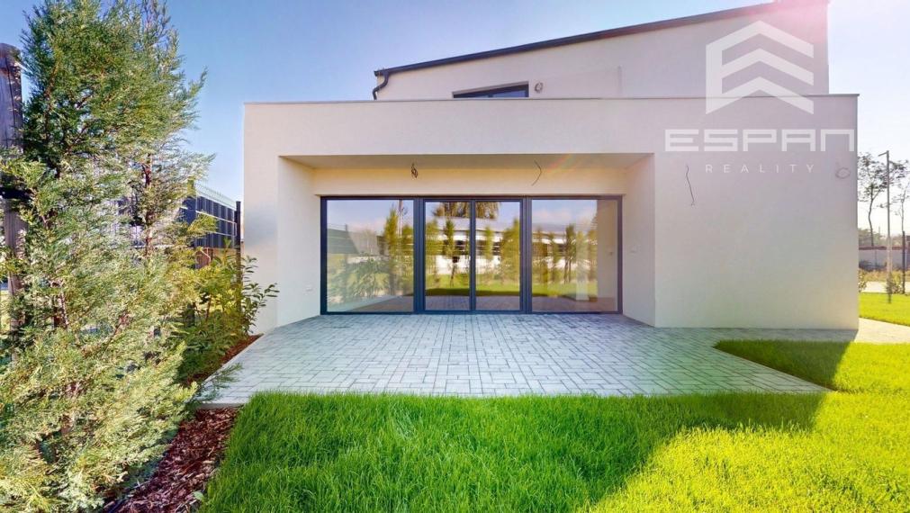 NOVOSTAVBA: Skolaudovaný 4 izb. rodinný dom  s garážou a tepelným čerpadlom!!