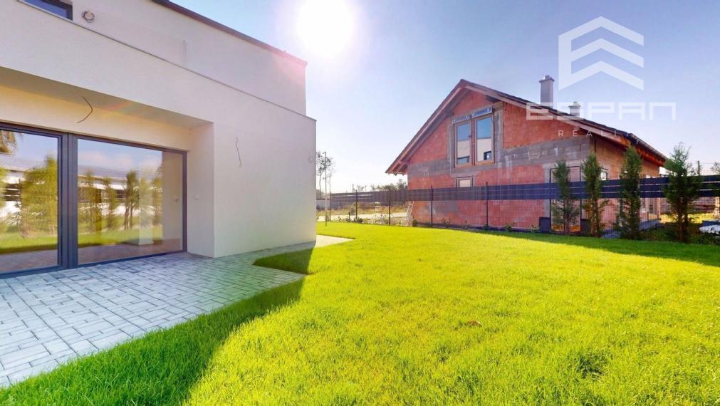 NOVOSTAVBA: Skolaudovaný 4 izb. rodinný dom  s garážou a tepelným čerpadlom!!