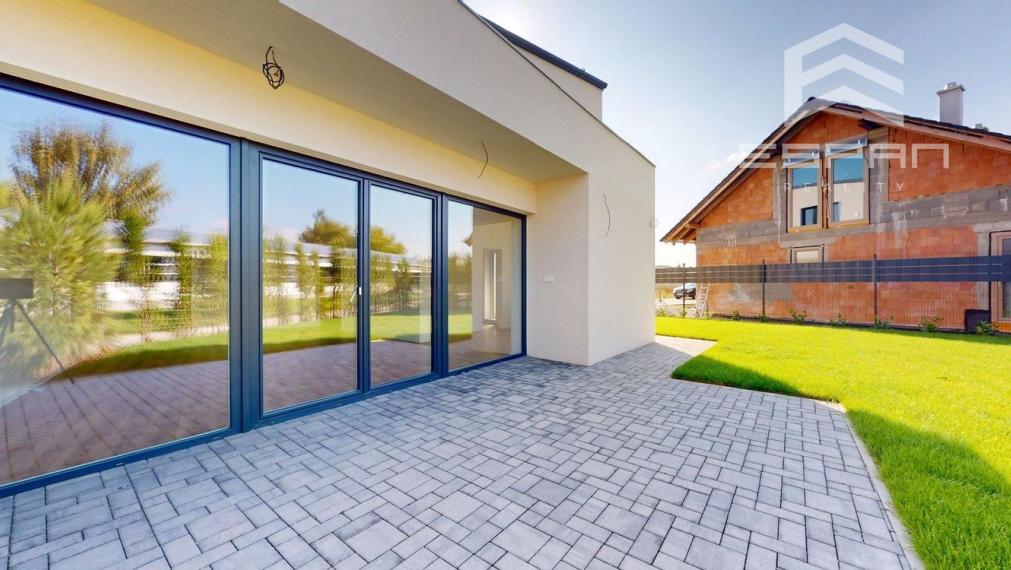 NOVOSTAVBA: Skolaudovaný 4 izb. rodinný dom  s garážou a tepelným čerpadlom!!