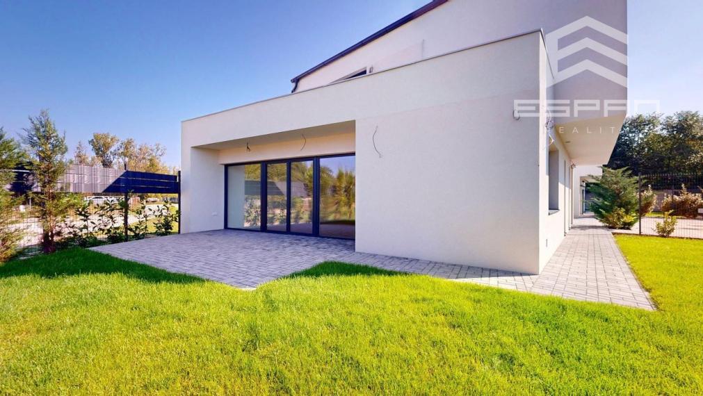 NOVOSTAVBA: Skolaudovaný 4 izb. rodinný dom  s garážou a tepelným čerpadlom!!