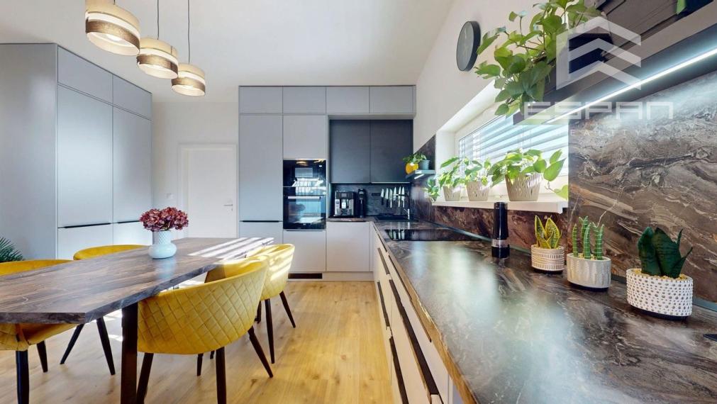 Moderný 3 izbový byt s predzáhradkou a parkovaním pre 2 autá/ Kostolište