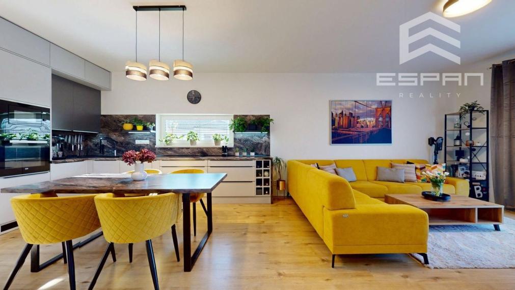 Moderný 3 izbový byt s predzáhradkou a parkovaním pre 2 autá/ Kostolište